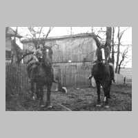 055-0003 Links auf dem Pferd Rudi Glang, rechts das Pflichtjahrmaedchen Frieda Hinz aus Koenigsberg..jpg